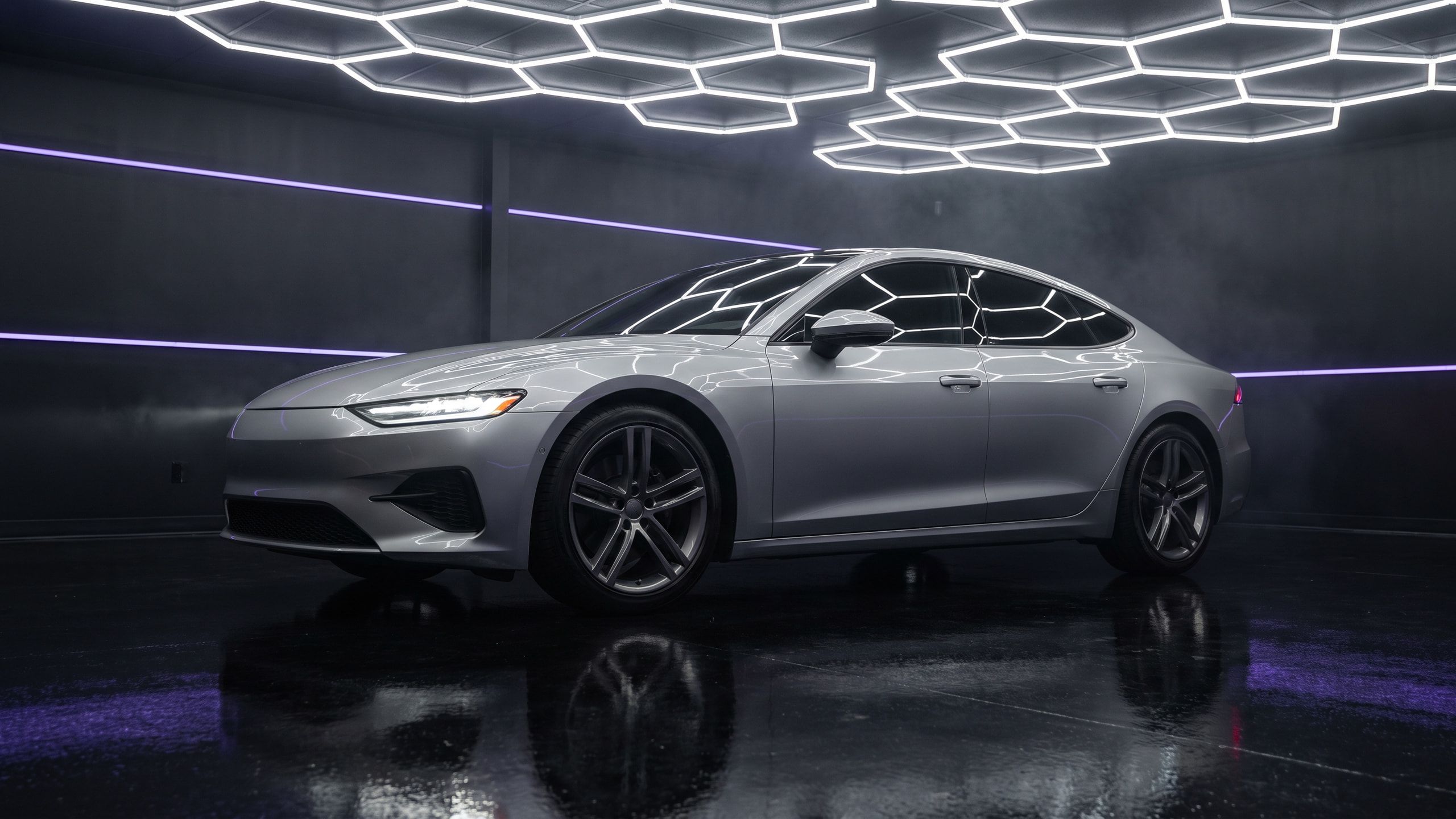 Sportlimousine im silbergrauen Originallack im Studio unter Hexagon-Licht