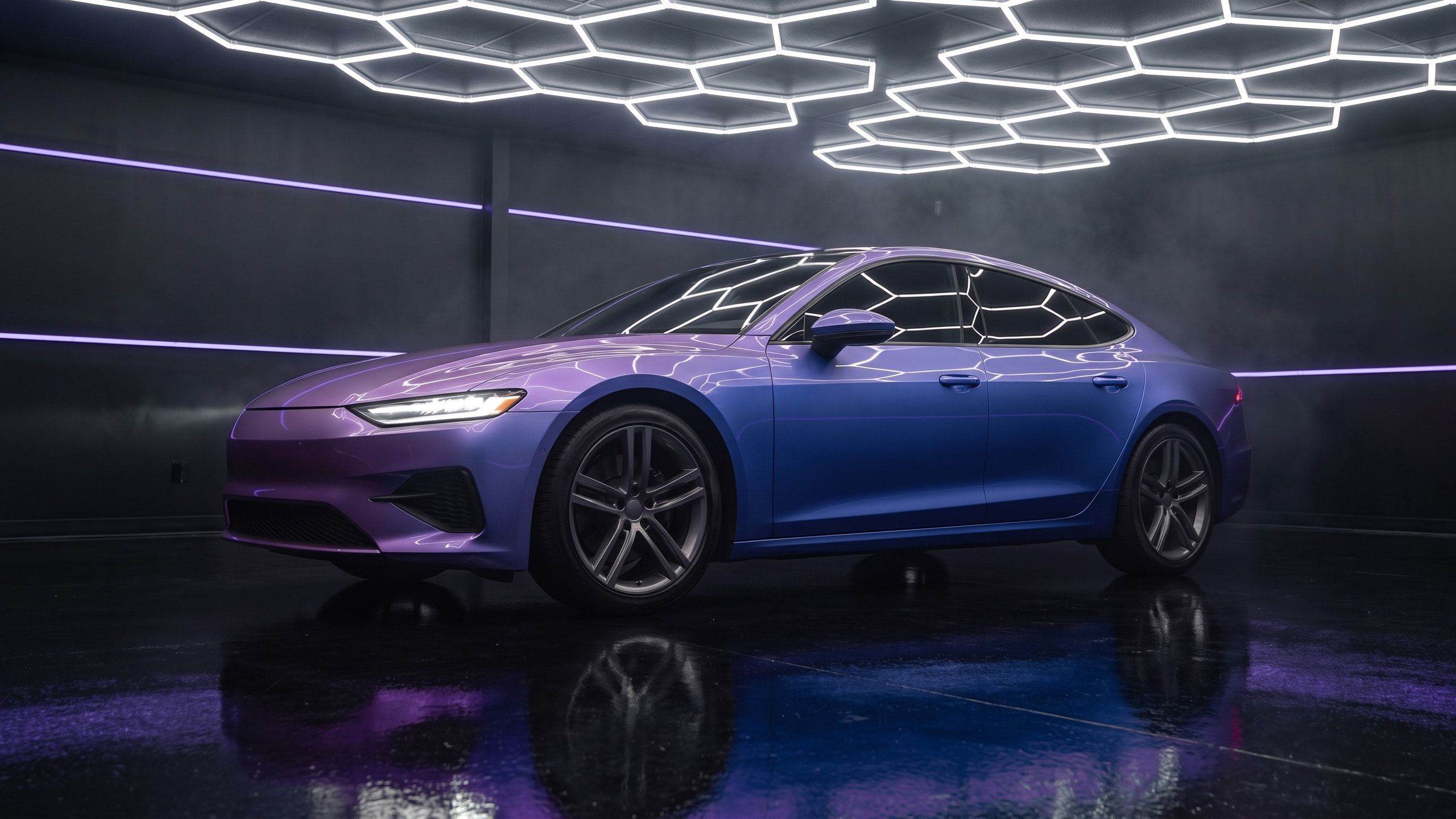Dieselbe Sportlimousine, visualisiert in einer Color-Shift-Folie von Violett zu Blau