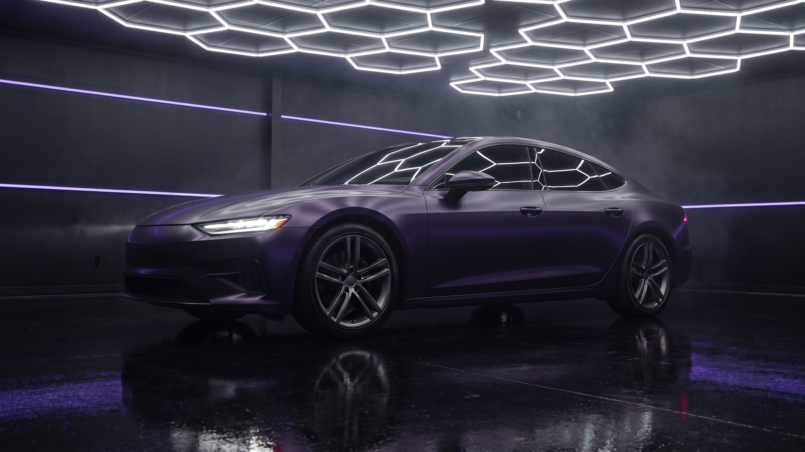 Dieselbe Sportlimousine, visualisiert in Midnight Violett Satin