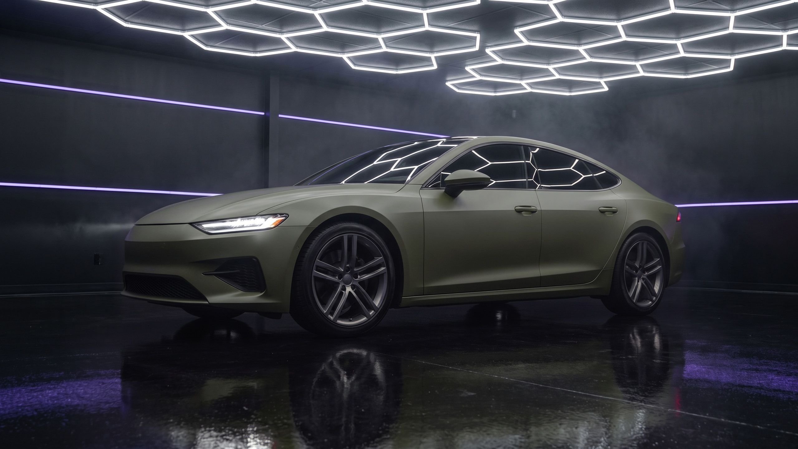 Dieselbe Sportlimousine, visualisiert in Oliv Matt