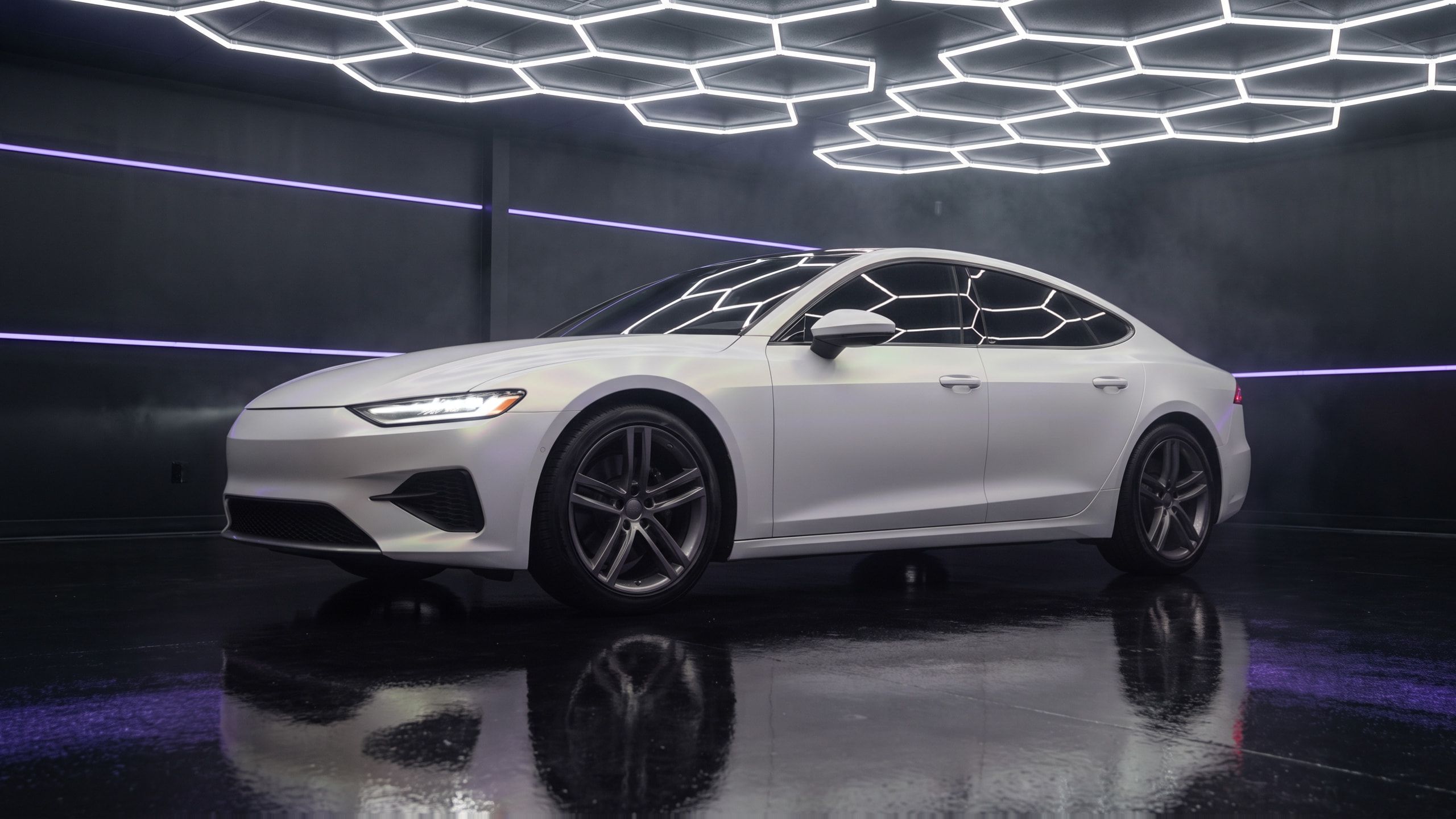 Dieselbe Sportlimousine, visualisiert in Perlweiß Satin