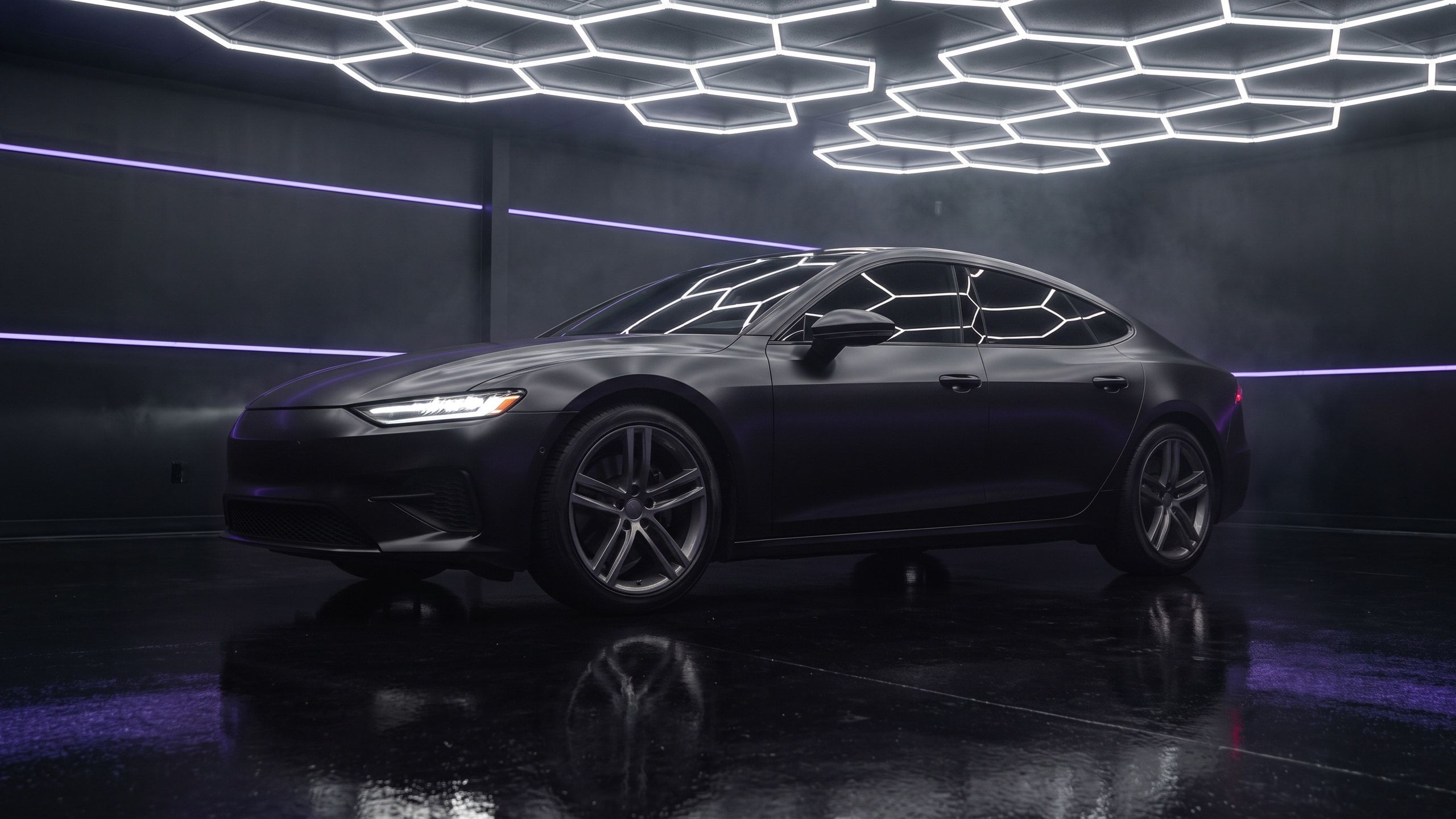 Dieselbe Sportlimousine, visualisiert in Satin Schwarz