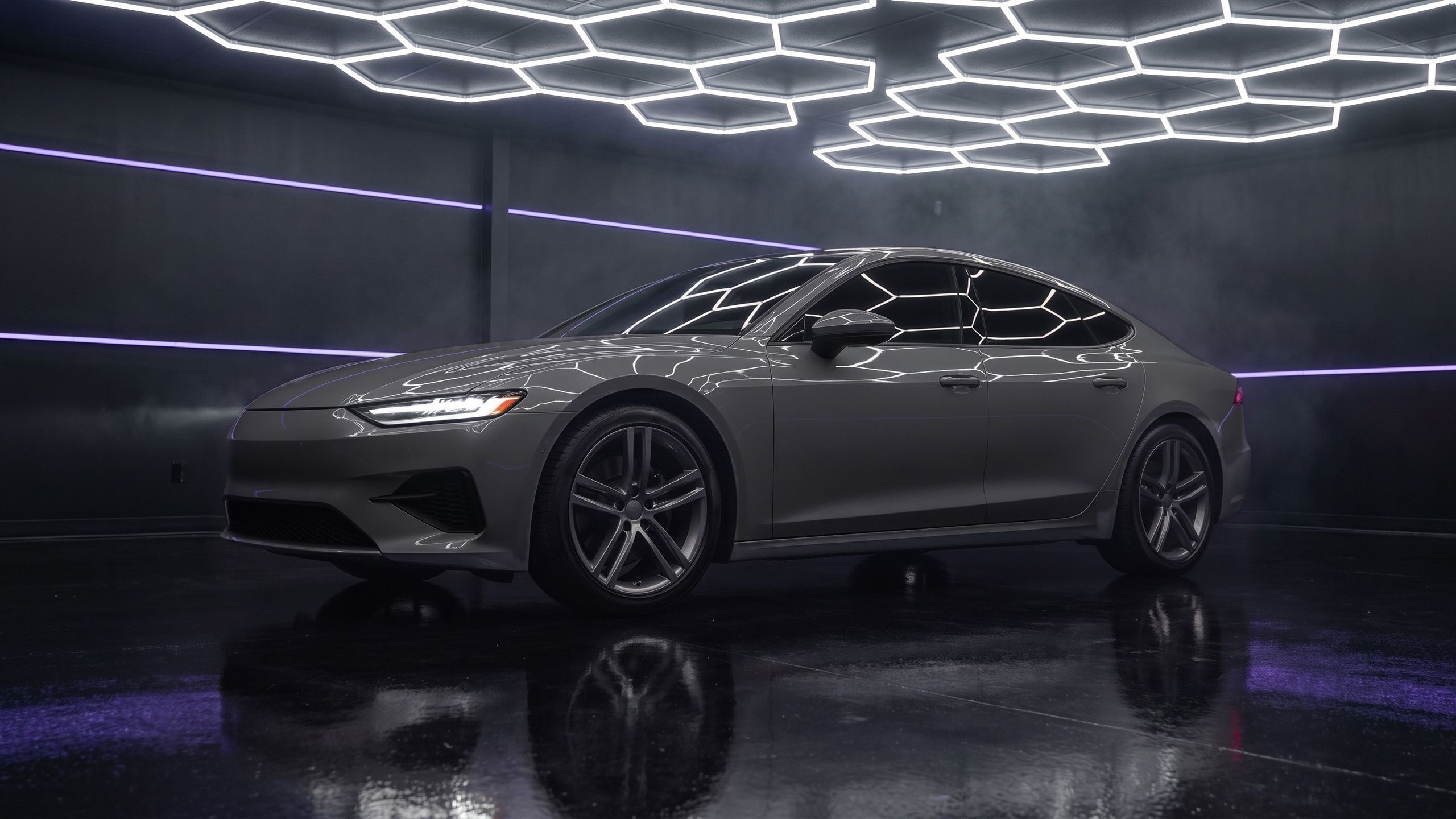 Dieselbe Sportlimousine, visualisiert in Zementgrau Glanz