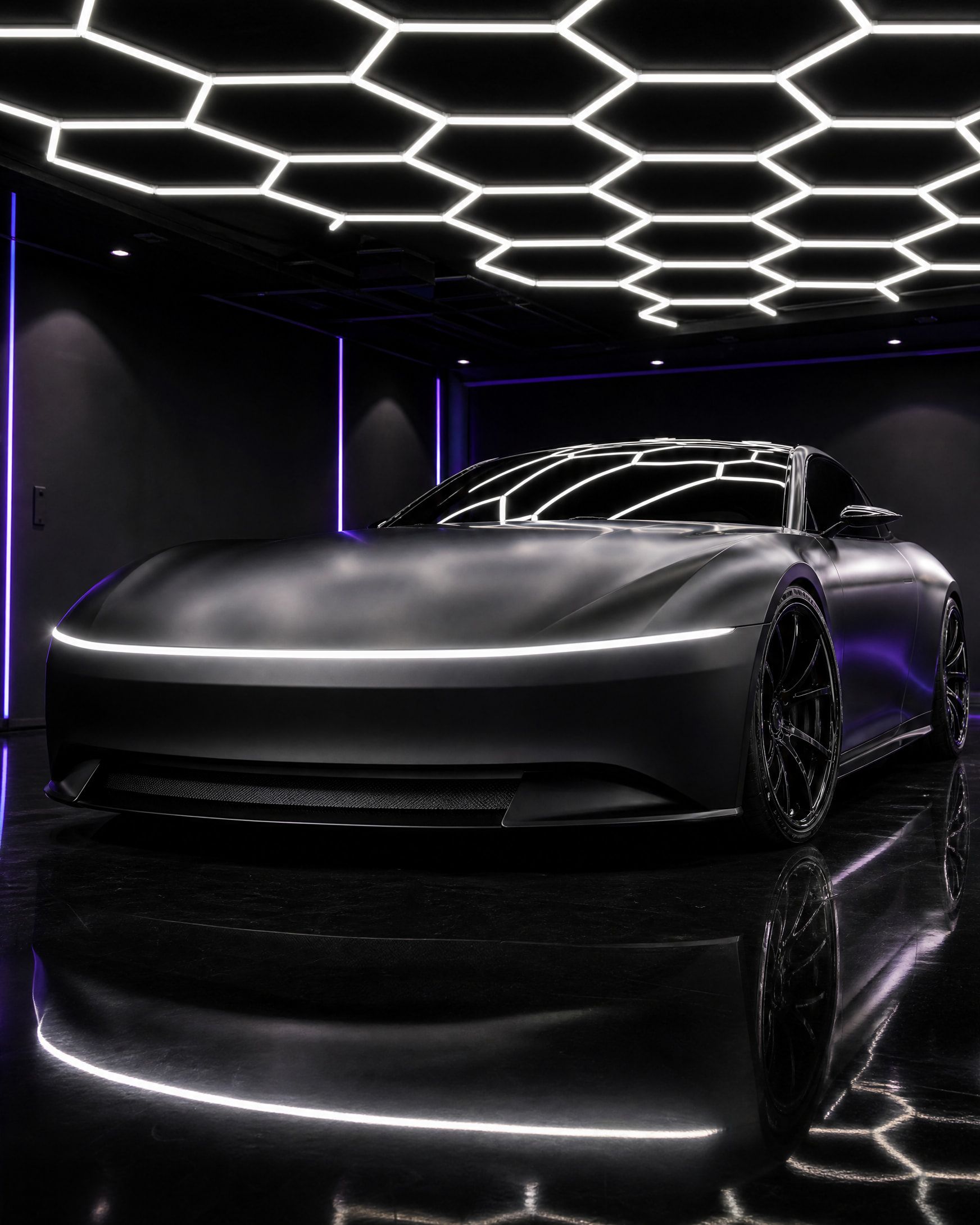 Stimmungsbild: Sportwagen in Satin Schwarz unter Hexagon-Licht