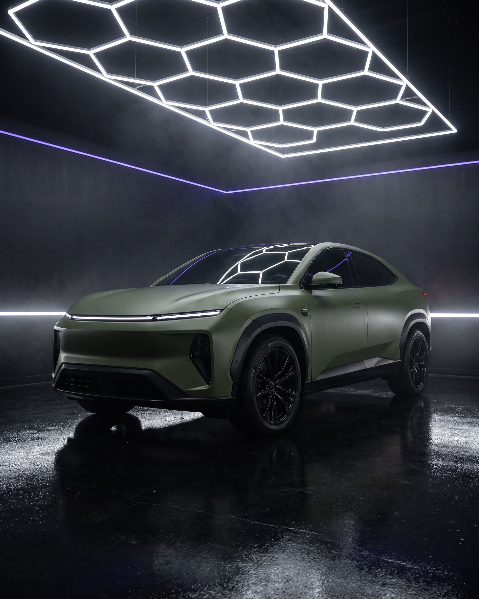 Stimmungsbild: Auto in mattem Oliv unter Hexagon-Licht