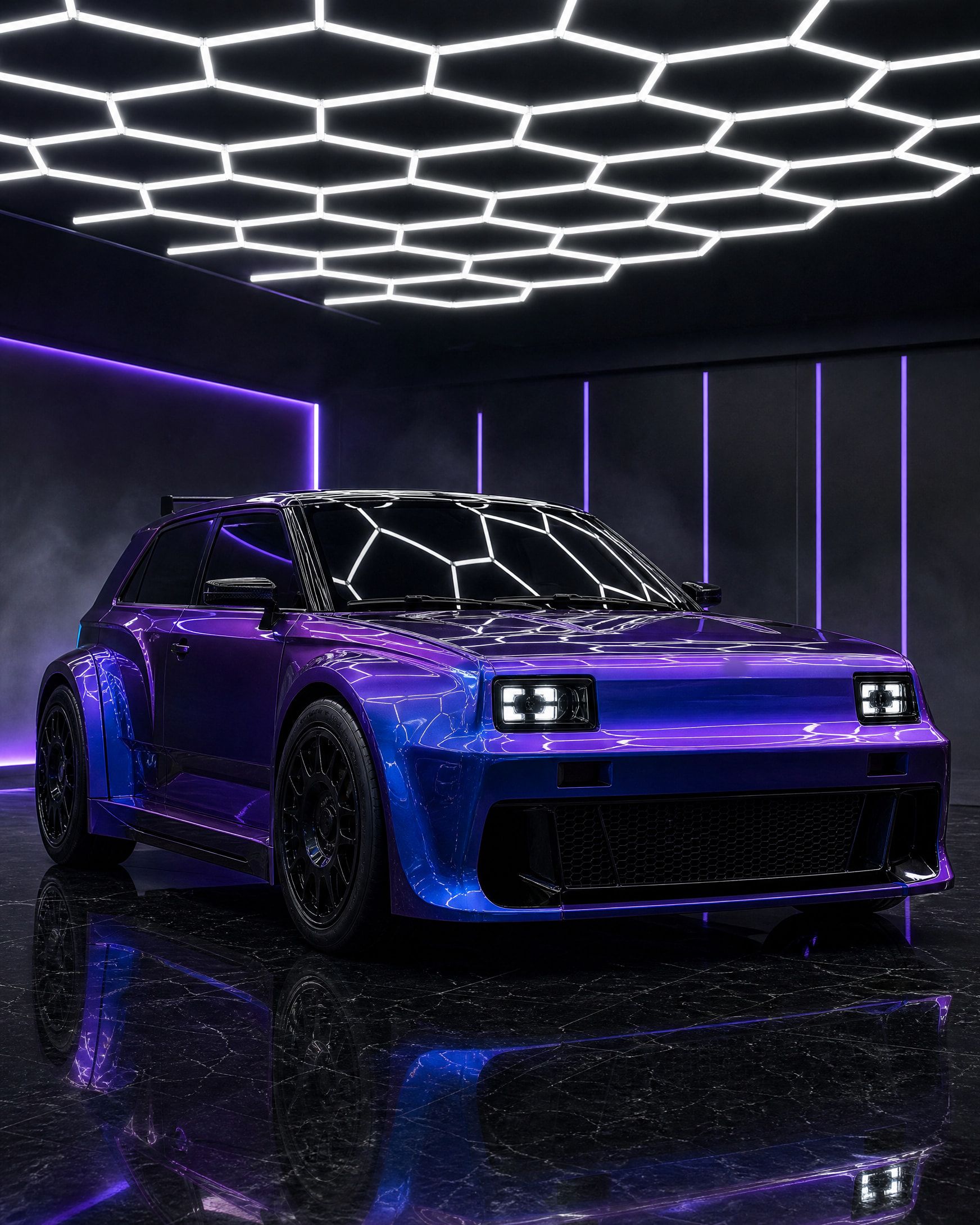 Stimmungsbild: Auto mit Color-Shift-Folie, die von Violett zu Blau wechselt