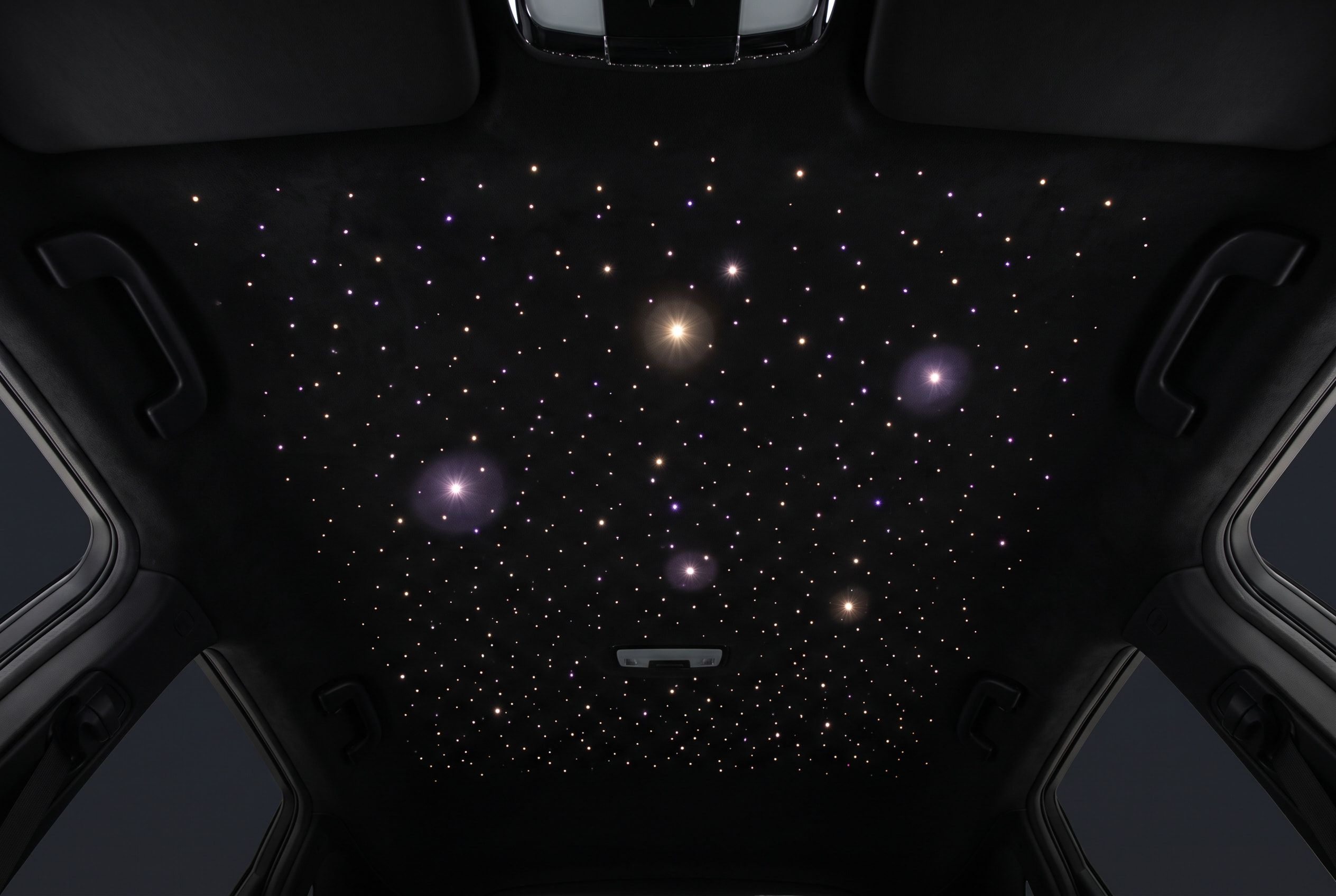 Blick nach oben auf einen Dachhimmel mit vielen kleinen Lichtpunkten